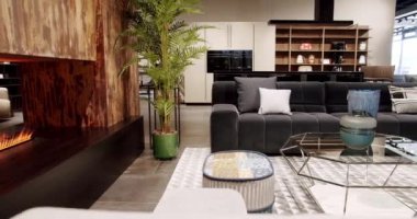 Modern apartman güzel koyu gri kumaş kanepe minimalist oturma odasında masalı. Gri modern kanepe minimalist odada. Modern koyu gri kumaş kanepe. Yastıklı tekstil döşeme kanepesi..
