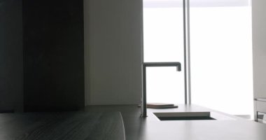 Modern Mutfak Odası 'nın detayları. Şeffaf kapısı olan minimalist mobilyalar. Modern Krom Musluk. Yeni ev. Gerçek Lüks Tasarım İçi. Rahat bir daire. Mutfak odası. Detaylar Minimalist lavabo.