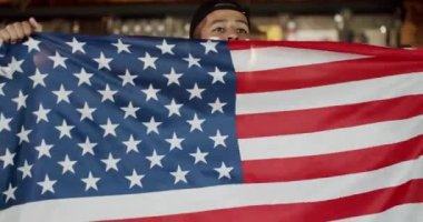 Bir barda arkadaşlarıyla futbol seyreden bir taraftar. Futbol, hokey, basketbol, spor oyunları. Futbol fanatiği, takımın spor barındaki zaferini kutluyor, futbol fanatiği takımını destekliyor..