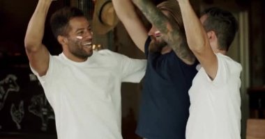 Çeşitli futbol taraftarları zaferi kutluyor. Endişeli çok ırklı erkeklerin maç izlediği, sonra birbirlerine sarıldıkları ve haftasonu bardaki amacını kutlamak için zıpladıkları el kamerası görüntüleri.