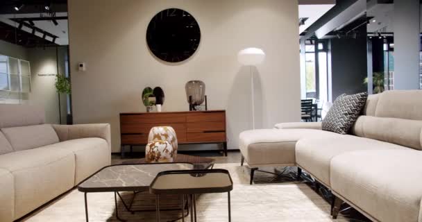 Scandinavisch Interieur Met Moderne Tafel Witte Stoffen Bank Opbergmeubelen Minimalistische — Stockvideo