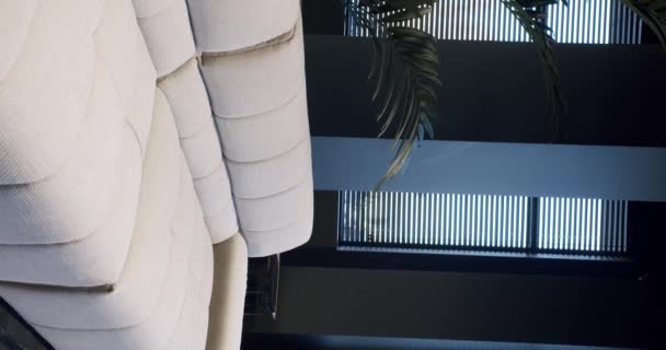 Сучасна Мінімалістична Вітальня Білими Меблями Розкішний Сучасний Інтер Будинку Кутовим — стокове відео