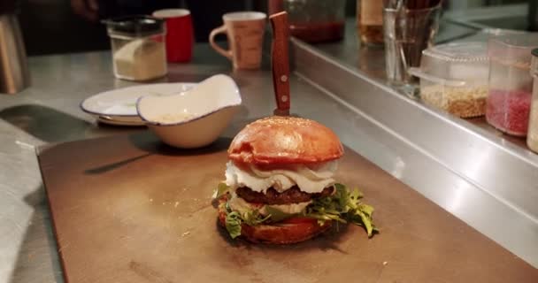 시원하고 신선하고 신선하게 요리된 햄버거 식당에서 햄버거를 손으로 요리하는 패스트푸드 — 비디오