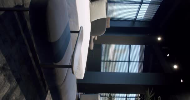 Elegantní Design Interiéru Minimalistická Ložnice Elegantní Jednoduchá Ložnice Manželskou Postelí — Stock video