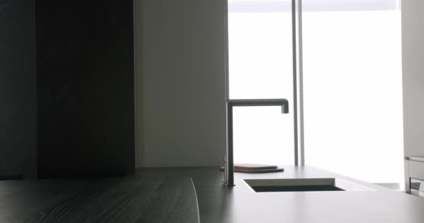 现代厨房的细节 带有透明门的简约家具 现代铬水龙头 真正奢华的室内设计 舒适的公寓 厨房的房间 细节最低限度水槽 — 图库视频影像