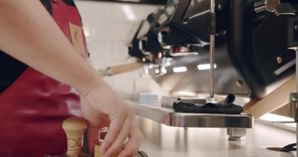 Barista Espresso Makinesiyle Kahve Yapıyor Küçük Bağımsız Kafe Işi Barista — Stok video