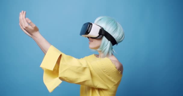 若い女性は 仮想現実の360 Vrヘッドセットメガネを使用して ゲームをプレイし 自分自身をリラックスするために革新的な技術のVrガラスを使用しています イノベーション テクノロジー ゲーム ライフスタイルの概念 — ストック動画