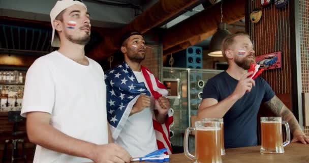 Fans Die Fußball Einer Bar Mit Freunden Fußball Hockey Basketball — Stockvideo