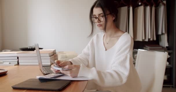 Corrupt Money System Stressed Young Woman Calculating Monthly Home Expenses — Stock videók