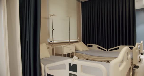 在医院病房里用白色干净的床上用品查看病床 在没有人的室内诊所里有一个舒适的房间 医药和服务的概念 紧急服务 现代医院的空房间 — 图库视频影像