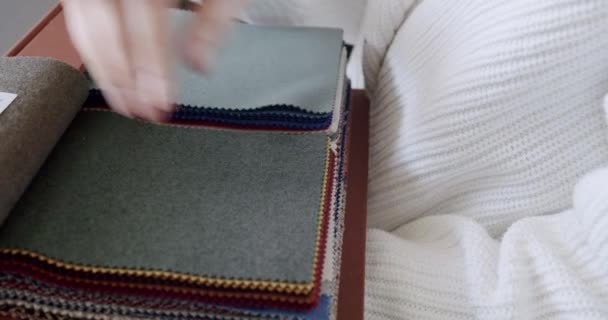 Close Mãos Femininas Escolhendo Tecido Paleta Cores Showroom Têxtil Fundo — Vídeo de Stock