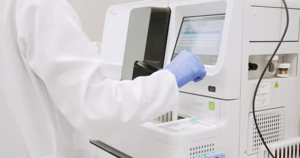 チューブ付き血液検査機 血液検査機は実験室でサンプルをチェックします 作業プロセス中の自動化されたマシン 血液や尿のサンプル分析 診療所化学自動分析装置 — ストック動画