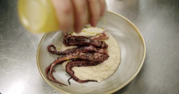 Yakın Çekim Şefi Mutfak Restoranında Yemek Pişiriyor Kalamar Dokunaçları Beyaz — Stok video