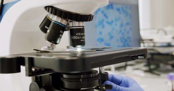Homem Jaleco Luvas Látex Usando Microscópio Para Examinar Amostra Durante — Vídeo de Stock