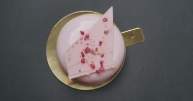 Lezzetli, lezzetli, yuvarlak tatlı ve beyaz kremalı yakın plan çekimler.