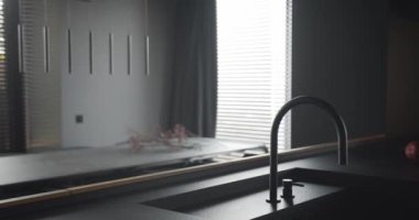 Çağdaş modern ve minimalist tasarım dairesi lüks mutfağın içi ahşap, İtalyan mobilyası. Modern siyah musluk. Çağdaş yemek odası.