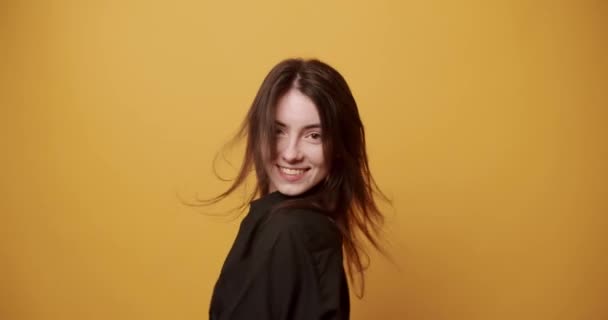 Uçan Saçlı Genç Kadın Gülümseyen Mutlu Bir Şekilde Bakıyor Sarı — Stok video