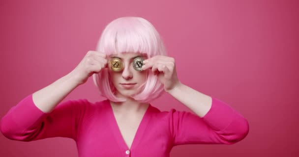 Bitcoin Gösteren Genç Bir Kadın Model Parlak Saçlı Genç Bir — Stok video