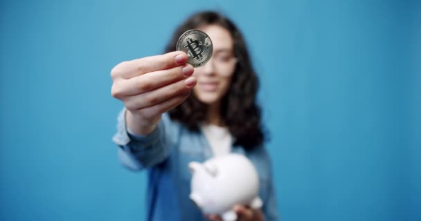 Una Mujer Joven Sostiene Una Caja Monedas Ahorro Ahorra Dinero — Vídeos de Stock