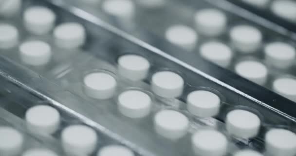 Witte Pillen Bewegen Metalen Automatische Lijn Werkplaats Van Farmaceutische Fabriek — Stockvideo