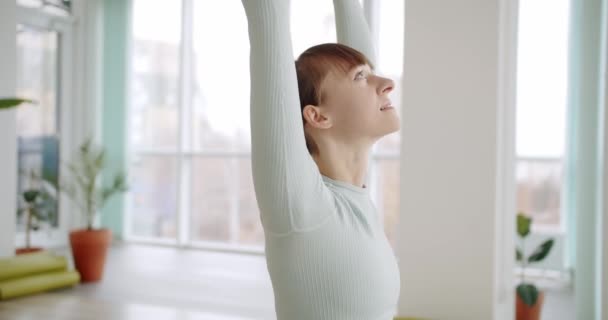 Sottile Donna Che Yoga Studio Colpo Palmare Donna Scalza Abbigliamento — Video Stock