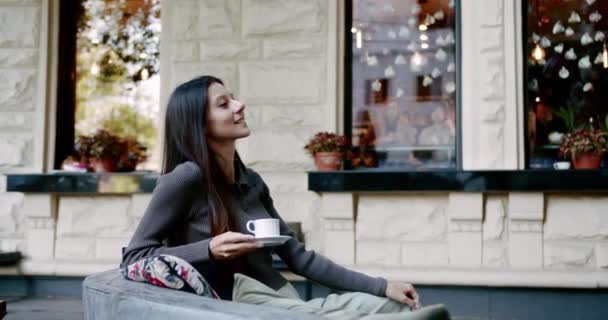 Junge Frau Genießt Kaffee Auf Der Straße Handheld Aufnahme Einer — Stockvideo
