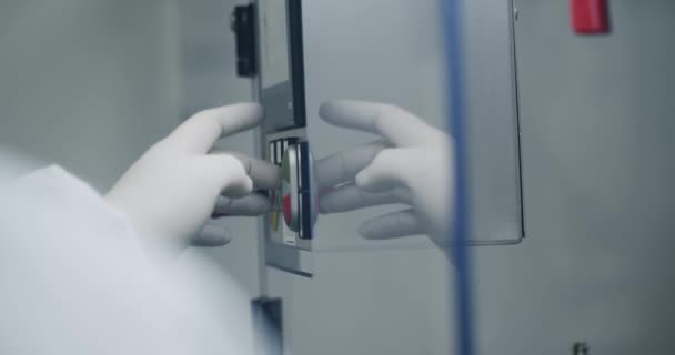 Automatyczna Linia Produkcyjna Rękawice Robocze Dostosowują Ustawienia Maszyny Naciśnięcie Przycisku — Wideo stockowe
