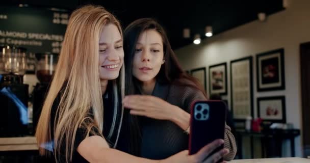 Mujeres Jóvenes Tomando Selfie Restaurante Bajo Ángulo Mano Joven Morena — Vídeo de stock