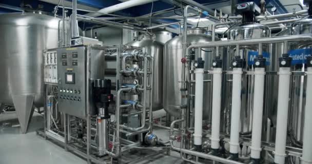 Industriële Apparatuur Voor Waterzuivering Apparatuur Voor Waterzuiveringssystemen Interieur Van Waterzuiveringsinstallatie — Stockvideo