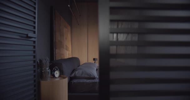 Kamar Tidur Minimalis Kontemporer Nyata Dengan Warna Hitam Dan Abu — Stok Video