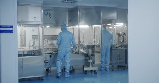 Sterile Pharmaceutical Manufacturing Laboratory Waar Wetenschappers Beschermende Overalls Fabriekscleanroom Farmaceutische — Stockvideo