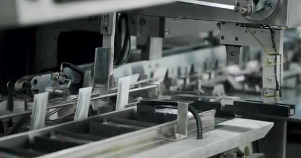 Robot Kol Ilaç Paketini Taşıma Bandına Koydu Otomatik Üretim Hattında — Stok video