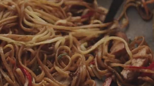 Professionelle Köchin Braten Gemüse Mit Nudeln Zusammensetzung Des Asiatischen Essens — Stockvideo