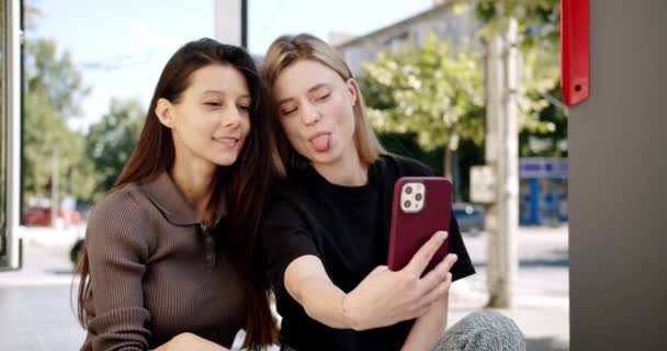 Mujeres Jóvenes Usando Smartphone Calle Toma Mano Novias Jóvenes Ropa — Vídeo de stock