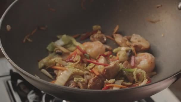 Madlavning Kylling Gryde Køkkenet Kokken Velsmagende Tilbereder Kødskål Gryden Stegt – Stock-video