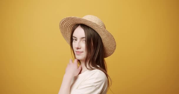 Şapkalı Güzel Gözlü Saçlarını Tarayan Kendini Güzelleştiren Izole Edilmiş Sarı — Stok video