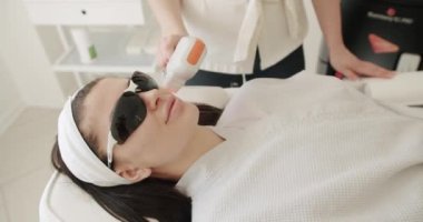 Kadın güzellik kliniğinde LPG donanım masajı yaptırıyor. Güzellik uzmanı kozmetik uzmanı lazer teknolojisiyle kısmi mikronedle mezoterapi gençleştirme işlemi yapıyor..