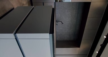 Modern ve geniş ahşap mutfak odası. Gayrimenkul. Bir adası olan lüks bir mutfak. Lüks evde modern iç mekan. Modern Krom Musluk. Yeni Ev 'de minimalist tasarım.