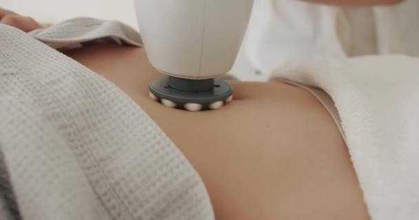 Close Cellulite Maschinenkosmetologie Massage Zur Reduzierung Der Cellulite Mit Elektronischem — Stockvideo