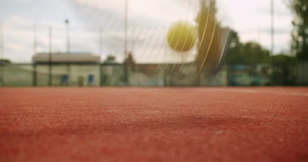 Kadın Tenisçi Sahadan Servise Raketle Topu Alıyor Arkadaşlar Dışarıda Halı — Stok video