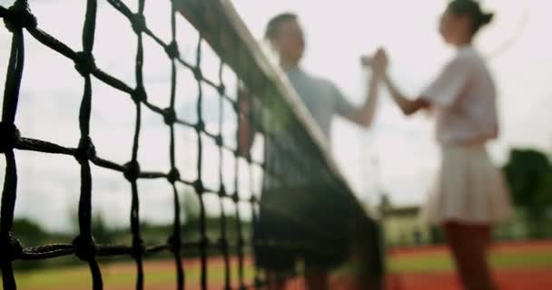 Друзья Играют Теннис Открытом Воздухе Друзья Счастливы После Красивого Веселого — стоковое видео