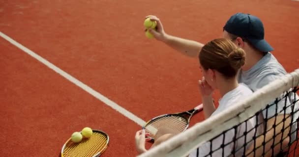 Vänner Vilar Och Pratar Efter Att Spelat Tennis Mattplan Utomhus — Stockvideo