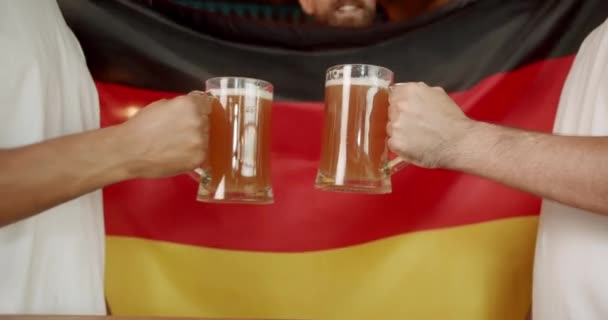 Mladí Lidé Srazí Jako Sklenice Piva Pozadí Země Německa Přátelé — Stock video
