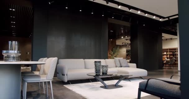 现代简约主义客厅与米色和白色家具 奢华的现代住宅与角落索法 餐桌与椅子 时尚的家具 最低限度家庭内部 — 图库视频影像