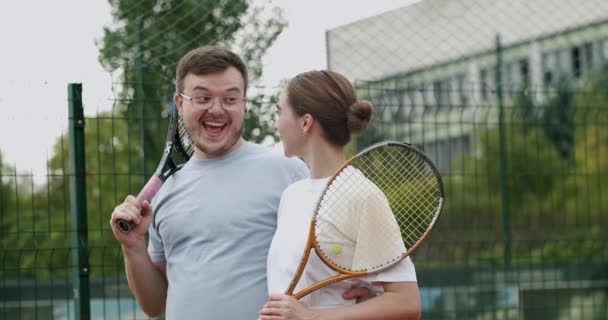Пара Гуляет Теннисному Корту После Успешного Матча Друзья Улыбаются Веселятся — стоковое видео