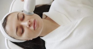 Profesyonel bir güzellik stüdyosunda LPG deri masajı. Güzellik uzmanı ultrason yüz masajı yapıyor. Kozmetik uzmanı yüz masajı yapar. Güzellik kraliçesiyle yüzleş..