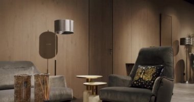 Gri mobilyaları ve tahta duvarları olan modern Minimalist oturma odası. Moda mobilyalar. Minimalist İç İşleri. Modern Mobilya Tasarımı. Lüks Zarif Oda. Gayrimenkul özel evi.
