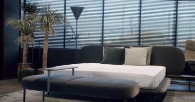 Zarif iç tasarım. Minimalist yatak odası. Modern yatak odası içi ve bir sürü yastıklı yatak odası. Kral yatağı olan zarif ve basit bir yatak odası. Mobilyalı modern lüks yatak odası..