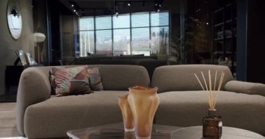 Gri kumaş koltuklu, sandalyeli ve raflı lüks Modern Ev İçi. Moda mobilyalar. Minimalist İç İşleri. Samimi Modern Mobilya Tasarımı. Lüks Zarif Oda. Gayrimenkul özel evi.