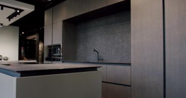 Gayrimenkul. Bir adası olan lüks bir mutfak. Lüks evde modern iç mekan. Modern Krom Musluk. Modern ve geniş ahşap mutfak odası. Yeni Ev 'de minimalist tasarım. Gerçek Lüks Tasarım İçi.